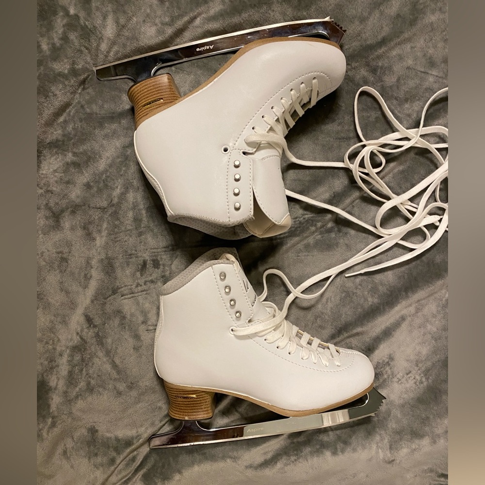 ❄️ ICE SKATES❄️ Elle by Jackson. Like New Condition. Worn once! ⛸ ⛸